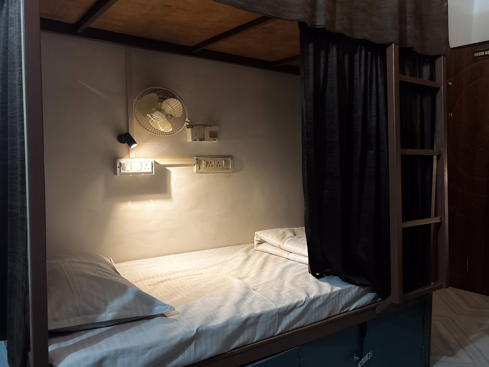 6-Bed Mixed Dorm