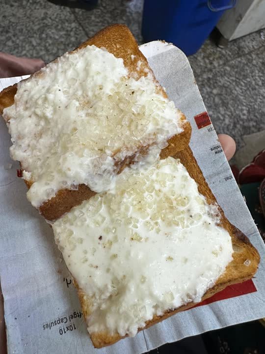 Toasted bread with a white cream topping served on paper
